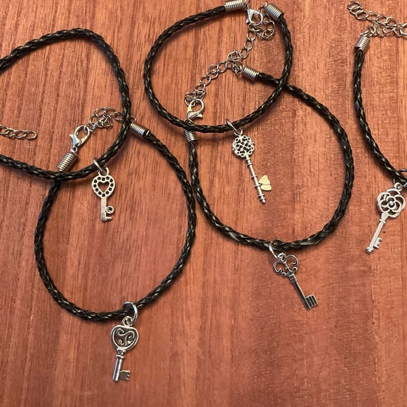 Set of 6 bracelets with key charms, just made! - Picture 2 of 3